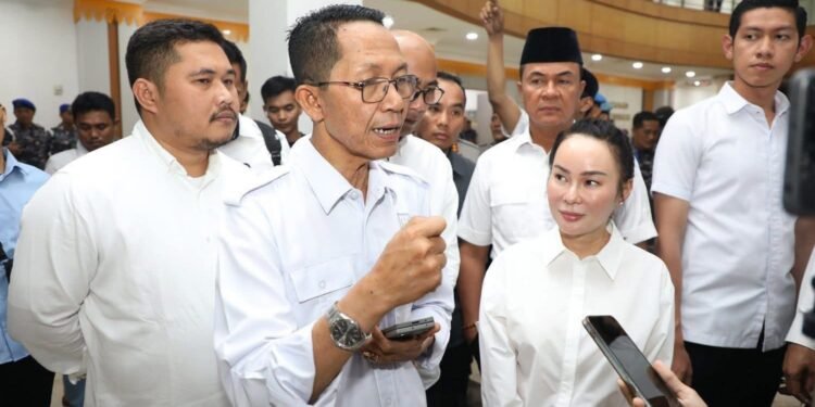 Wali Kota Batam Amsakar Achmad bersama Wakil Wali Kota Batam Li Claudia Chandra