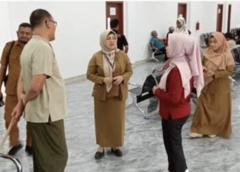 Petugas kesehatan melayani warga dalam program Cek Kesehatan Gratis di Kabupaten Bintan
