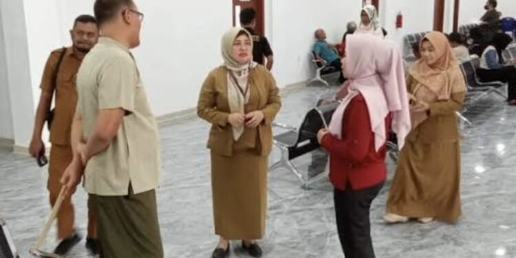 Petugas kesehatan melayani warga dalam program Cek Kesehatan Gratis di Kabupaten Bintan