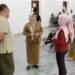 Petugas kesehatan melayani warga dalam program Cek Kesehatan Gratis di Kabupaten Bintan