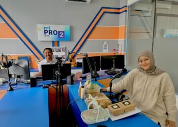 Fatima Al Habsyi bersama produk Nasi Lemak Hoki di Batam