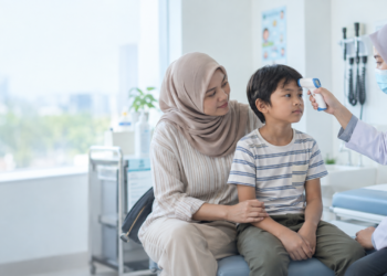 Ilustrasi anak diperiksa tenaga kesehatan terkait gejala Influenza A