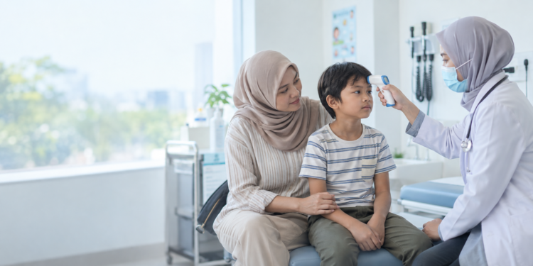 Ilustrasi anak diperiksa tenaga kesehatan terkait gejala Influenza A
