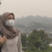 Ilustrasi warga menggunakan masker saat kabut asap akibat kebakaran hutan dan lahan