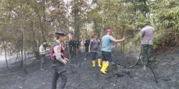 Petugas memadamkan kebakaran di Hutan Lindung Dam Duriangkang Batam