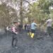 Petugas memadamkan kebakaran di Hutan Lindung Dam Duriangkang Batam